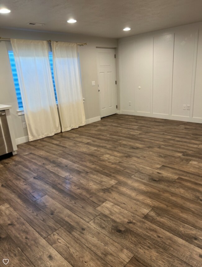 Building Photo - Spacious 6-Bedroom Home in the Heart of Vi...