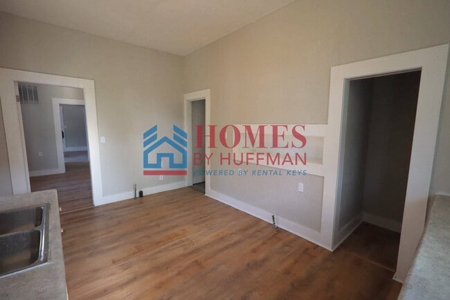 Building Photo - Two Bedroom House | Garage