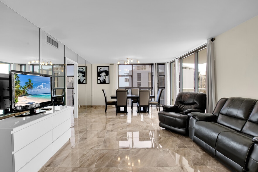 Living Room - 3701 N Country Club Dr