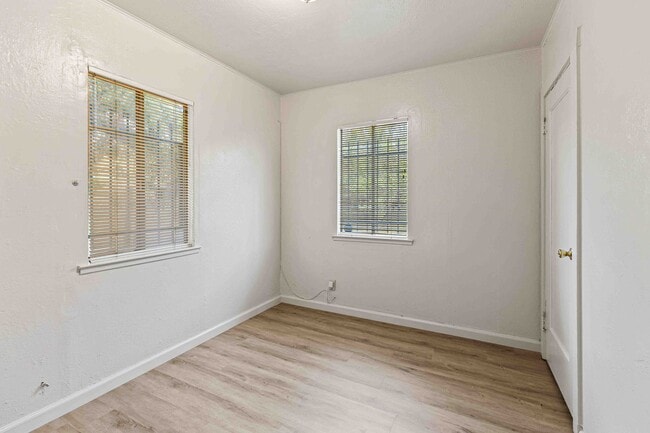 Building Photo - 2 bedroom / 1 bathroom available for rent ...