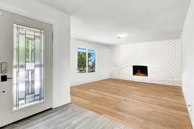 Building Photo - 1600 Eaton Dr