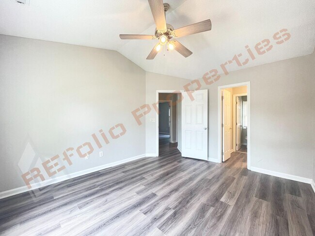 Building Photo - 537 Mountain Lake Dr