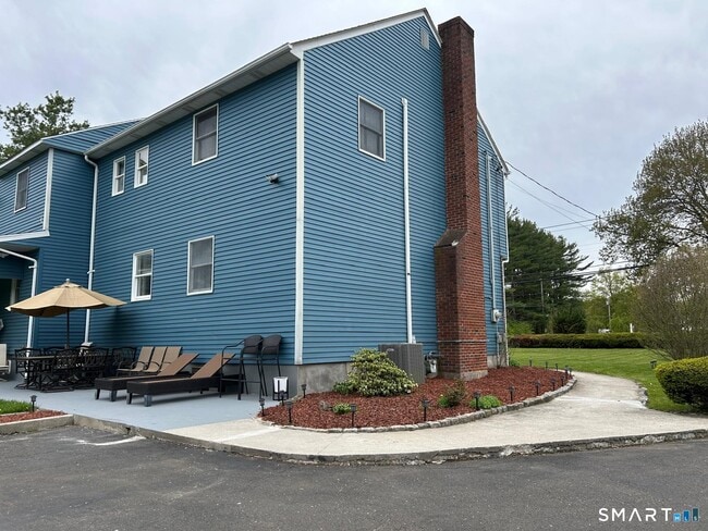 Building Photo - 890 Daniels Farm Rd