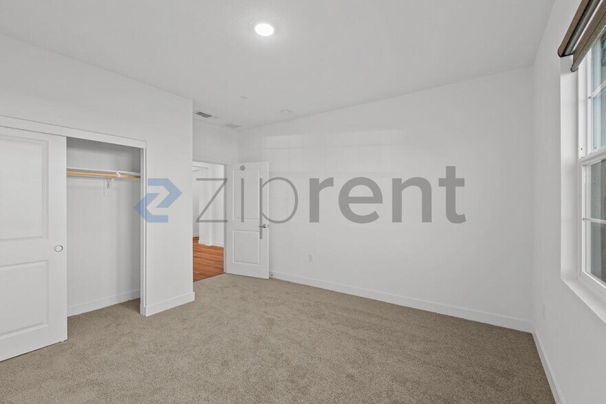 Building Photo - Unit