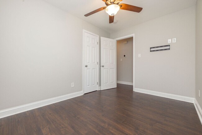Building Photo - 220 W 31st St