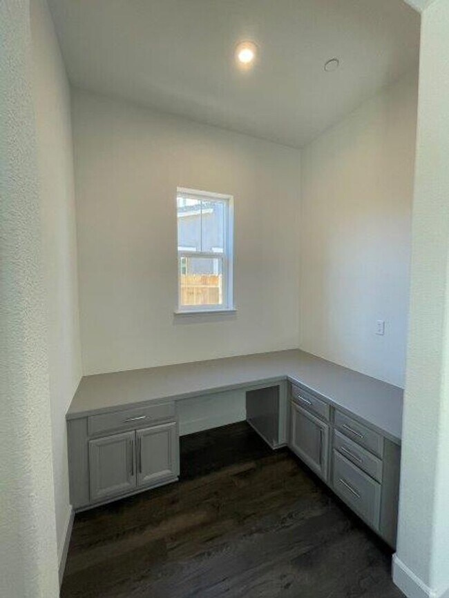 Building Photo - Fabulous Single Level 4 Bedroom in 95757