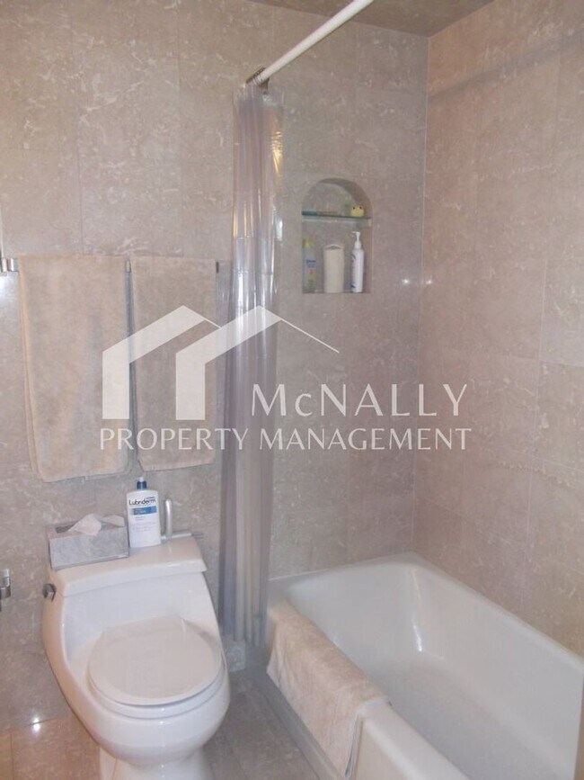 Building Photo - Beautiful 1 Bedroom Water View Condo