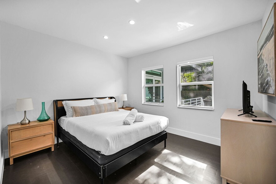 Building Photo - 150 NE 50th Ter