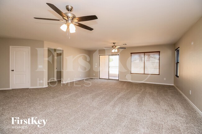 Building Photo - 914 W Desert Canyon Dr