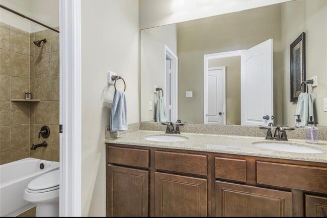 Building Photo - 2513 Golfcrest Dr