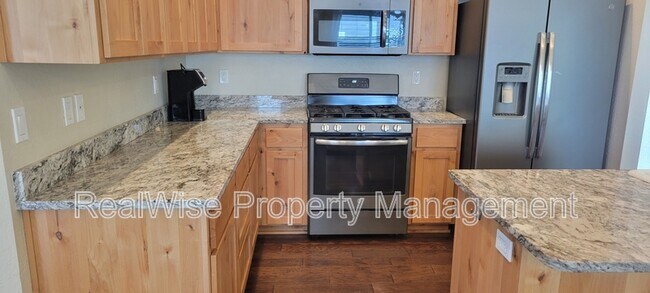 Building Photo - 108 SW Little Meadow Ln