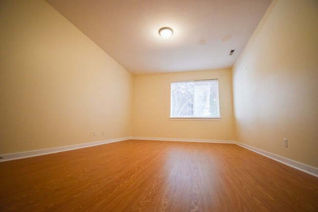 Building Photo - NEW LOWERED RENT!!!  $1,000 Move-in Specia...