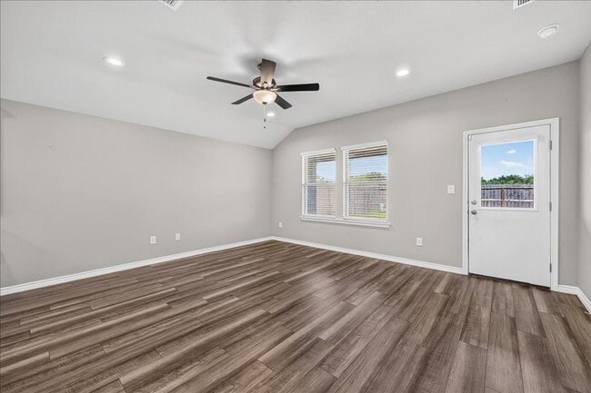Building Photo - 8133 Cattlemen Dr