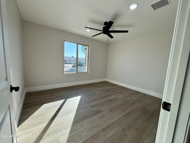 Building Photo - 2633 Dunoon Dr