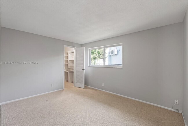 Building Photo - 565 NE Olive Way