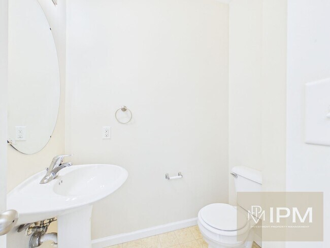 Building Photo - Modern 3 Bedroom Townhome with Garage & Outdoor Amenities!