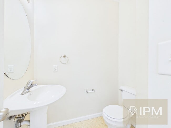 Building Photo - Spacious 3BR/2.5BA Townhome | Garage + Basement Storage | Spring Grove SD | Community Amenities