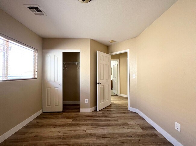 Building Photo - Beautiful 4-bedroom, 2.5-bathroom house