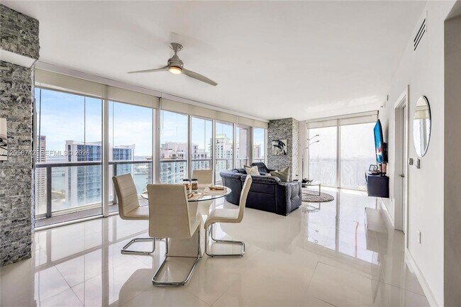 Building Photo - 495 Brickell Ave