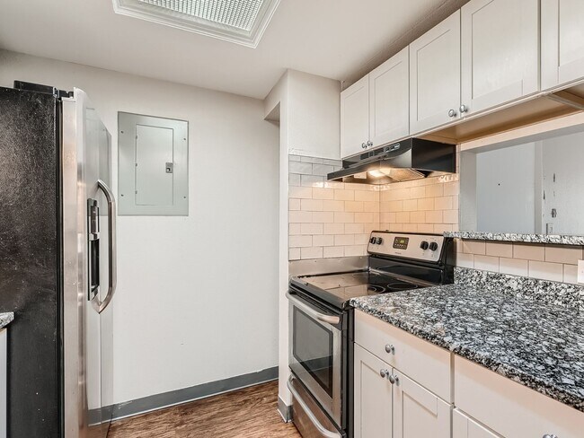 Building Photo - 2 Bed, 2 Bath Condo in Aurora!