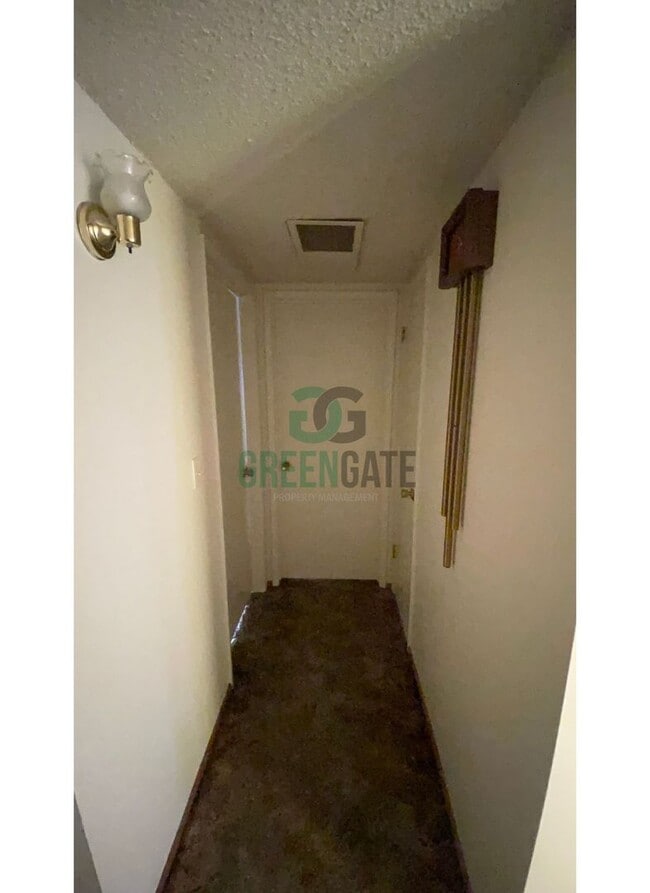 Building Photo - 925 Charleston Ave