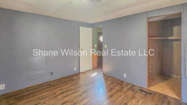 Building Photo - 3 BD 2 BA Single wide with large back yard!