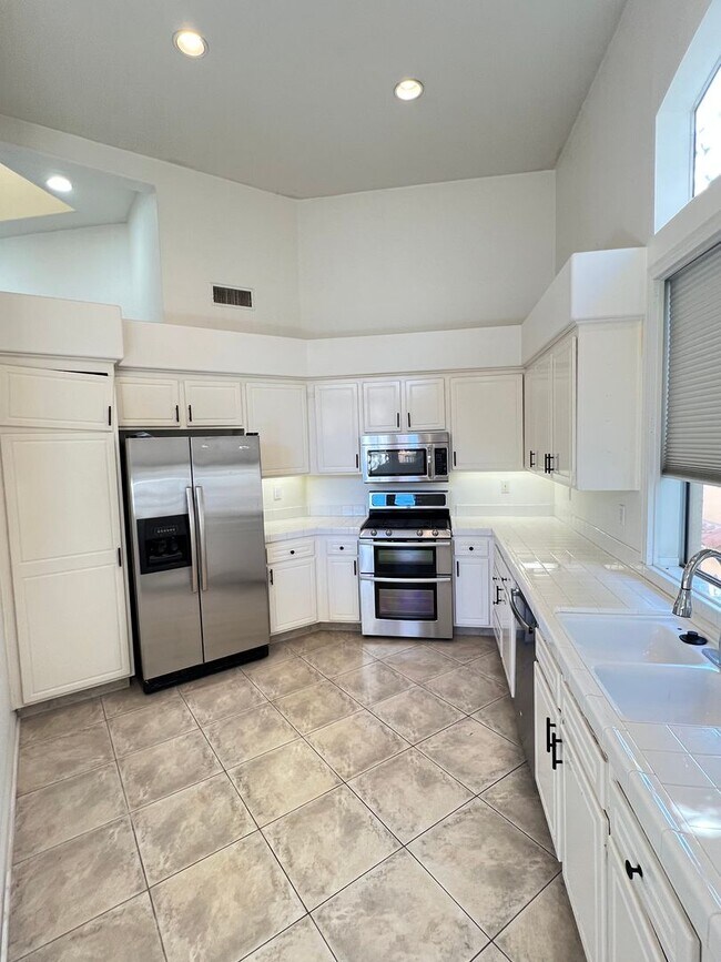 Building Photo - Light Filled 2 Bed 2 Bath Tustin Condo wit...