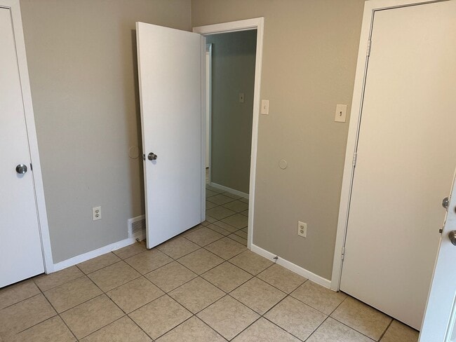 Building Photo - REFRESHED HALF DUPLEX IN IRVING!!