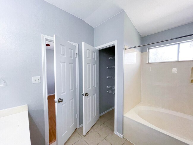 Building Photo - 1004 Stacia's Way