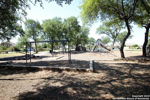 Building Photo - Immaculate rental now available in coveted...