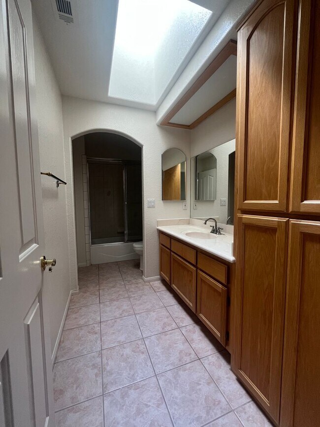 Building Photo - Lake front 3 bed 2 bth home in Helendale!