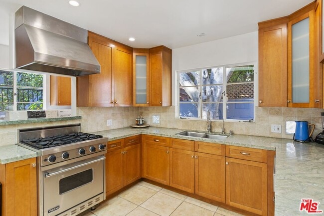 Building Photo - 2867 Beachwood Dr