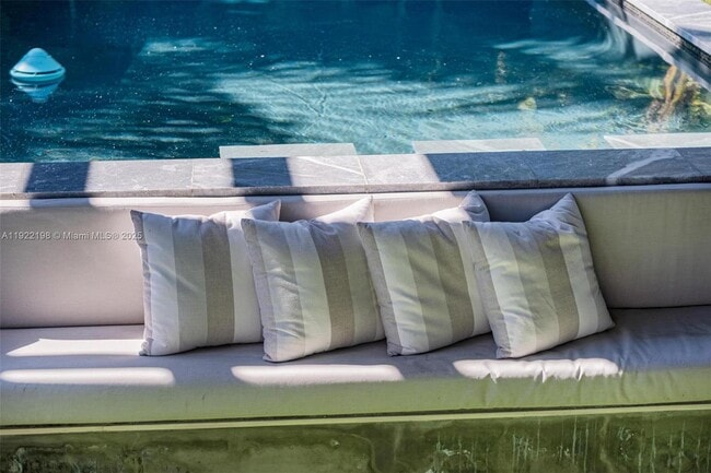 Building Photo - 10618 NE 11th Ct