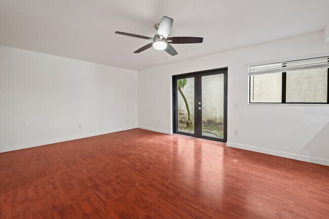 Building Photo - Stunning 4 Bed + Den | 3 Bath Waterfront Home – Miami, FL 33175