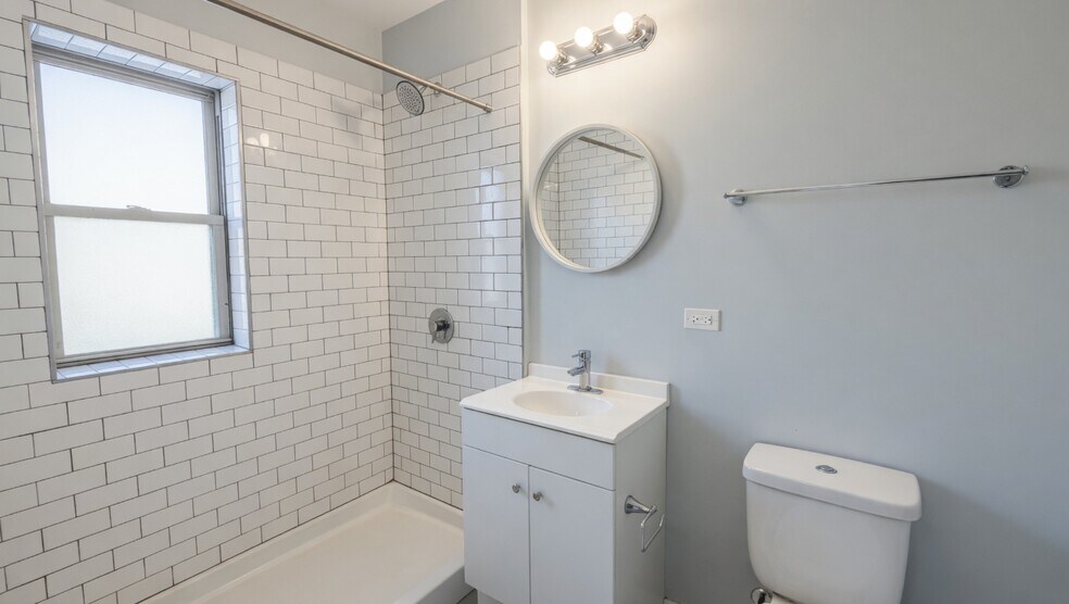 Building Photo - 4700 N Racine Ave