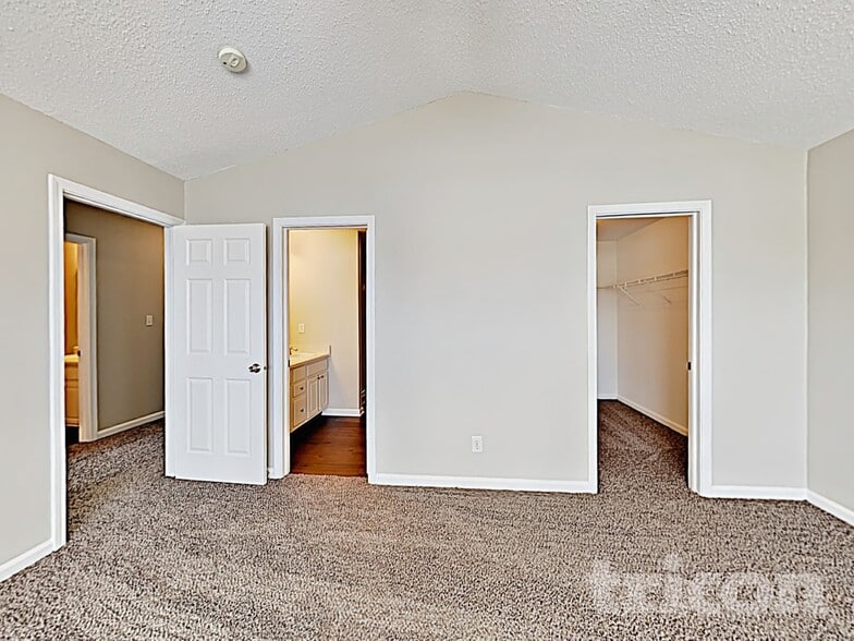 Building Photo - 3916 Roundwood Dr