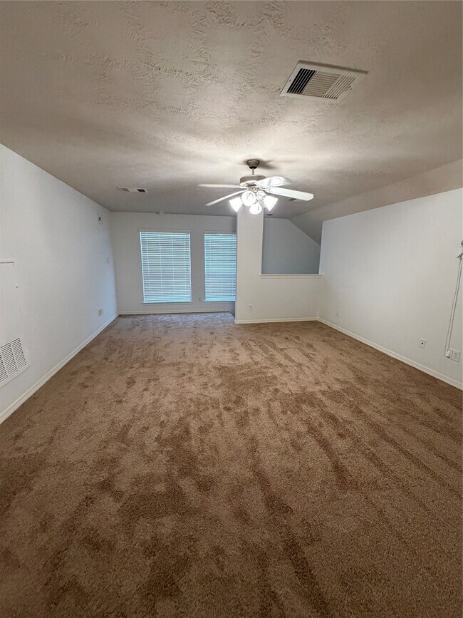Building Photo - 11602 Royal Oaks Crossing