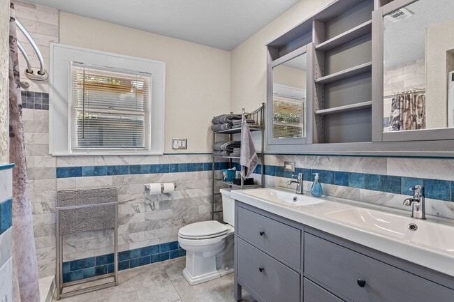 Building Photo - 1526 Lawson St