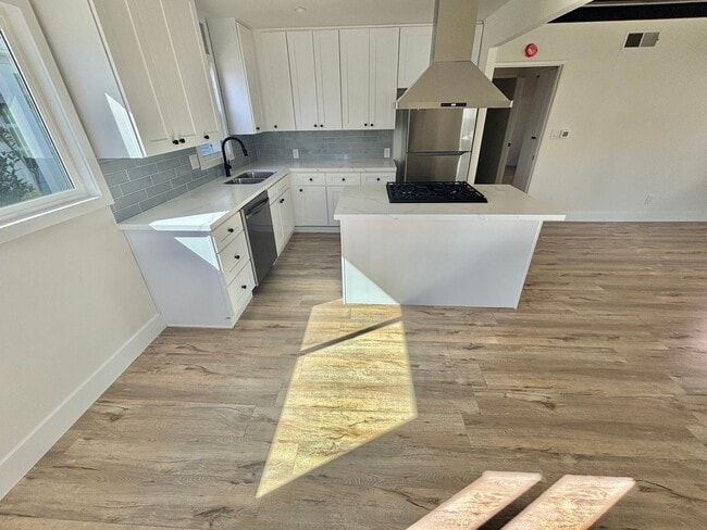 Building Photo - Fully Renovated 2bd/1ba! Just a block from...