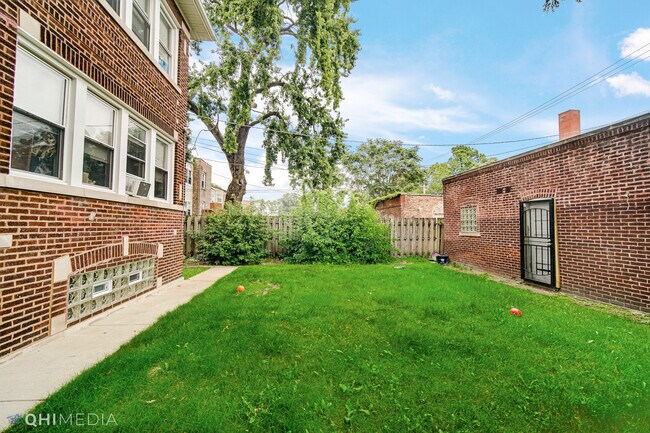 Building Photo - 350 E 74th St
