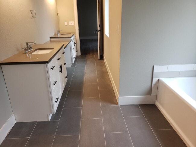 Building Photo - Newer 5 Bed, 3 Bath Home with over 3100+ s...