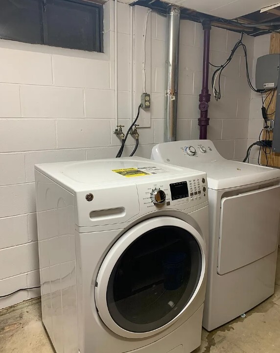 Building Photo - 402 N Division St