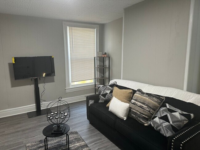 Building Photo - Walking distance to U of L and Bellarmine Campus