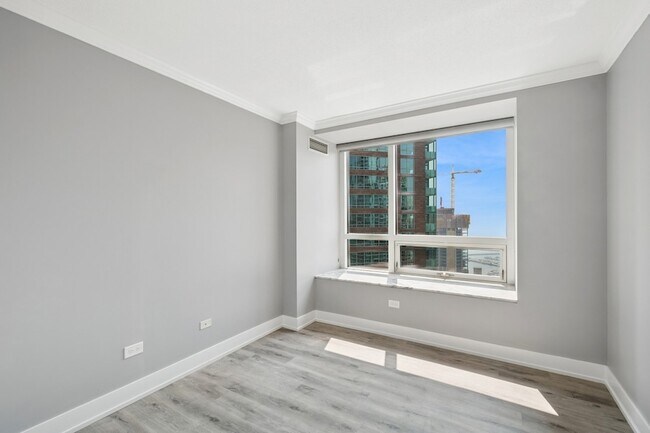 Building Photo - 512 N McClurg Ct