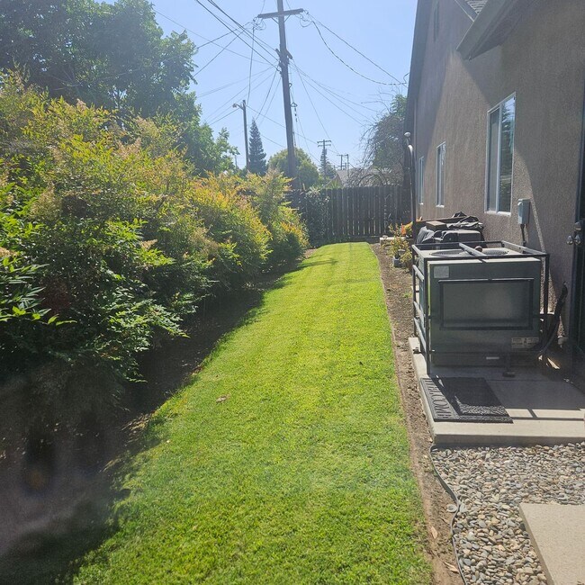 Building Photo - Charming 3 bedroom Duplex Close to Doctors...
