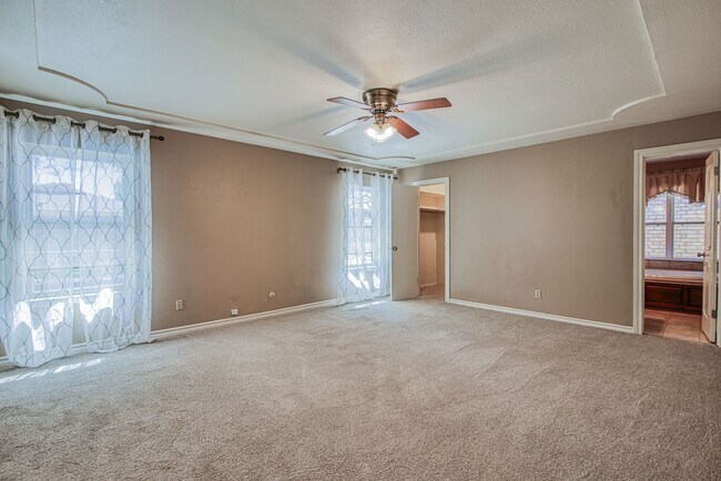 Building Photo - Stunning eastside rental in highly desirable area!