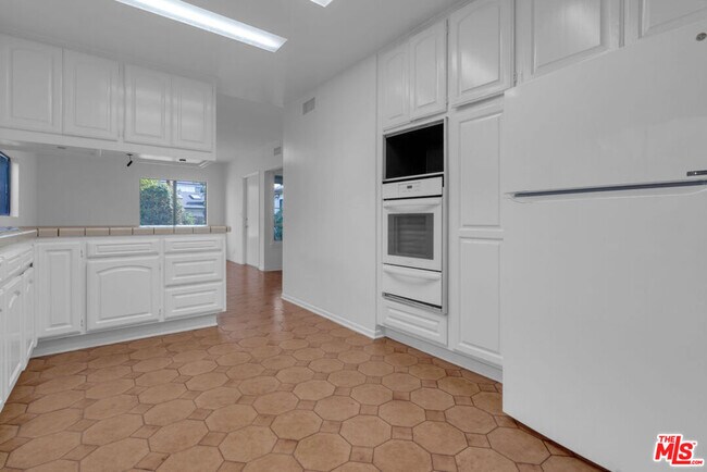 Building Photo - 152 S Kilkea Dr