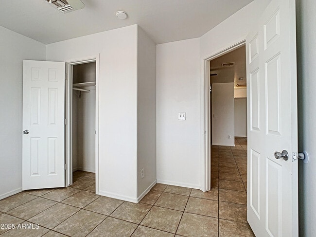 Building Photo - 4205 N Montezuma Dr