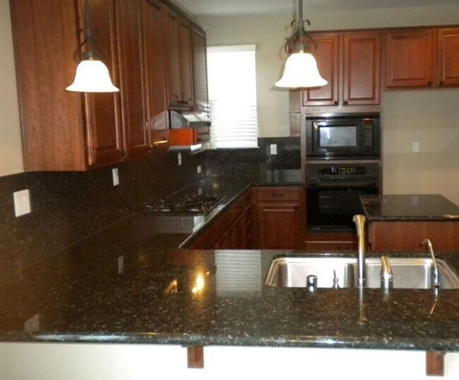 Building Photo - Upscale Home Close to Golf Coarse