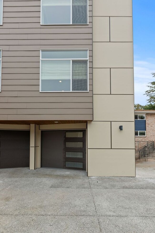 Building Photo - Unique West Seattle Townhome with Air Cond...